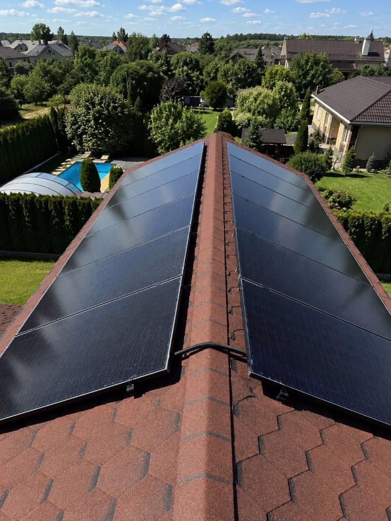 Акуратний монтаж сонячних панелей на черепичному даху приватного будинку